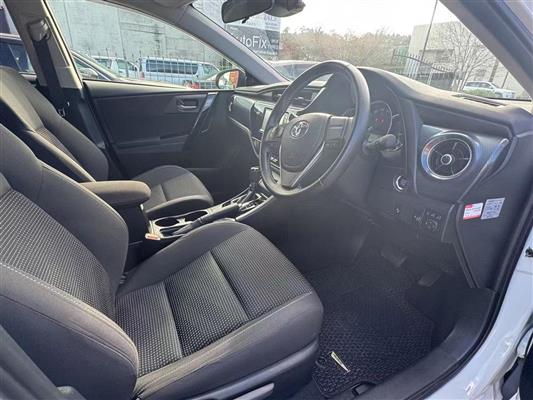 2017 Toyota Auris thumbnail