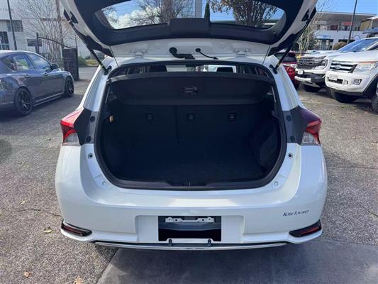 2017 Toyota Auris thumbnail