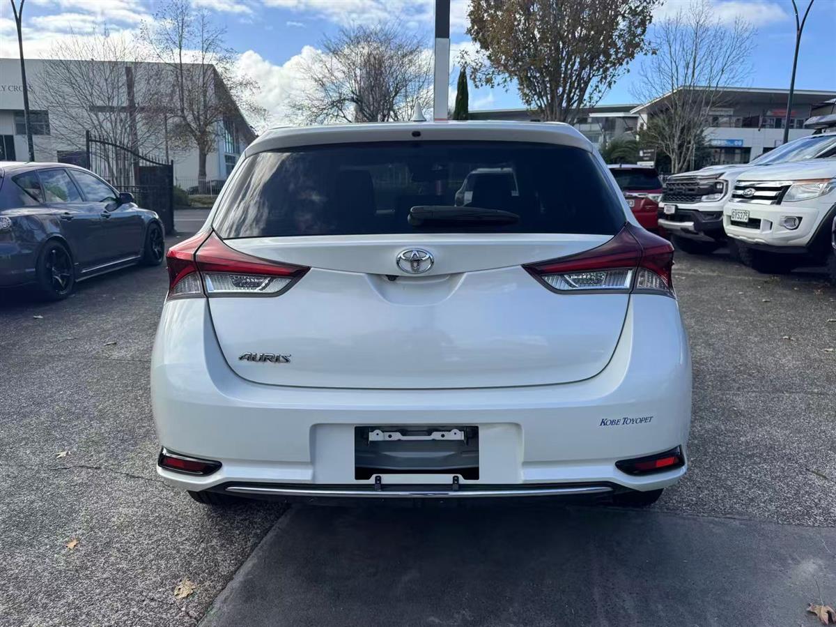 2017 Toyota Auris thumbnail