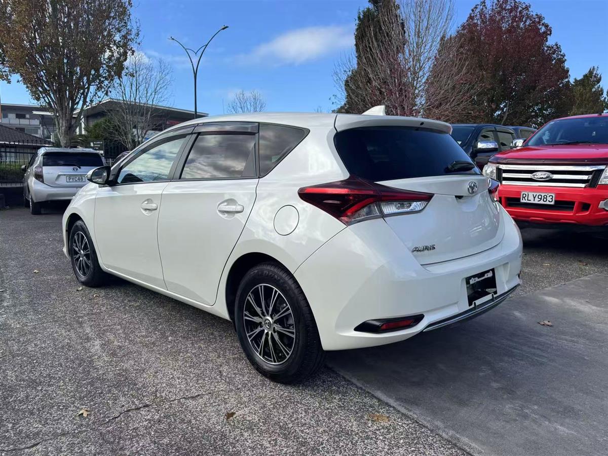 2017 Toyota Auris thumbnail