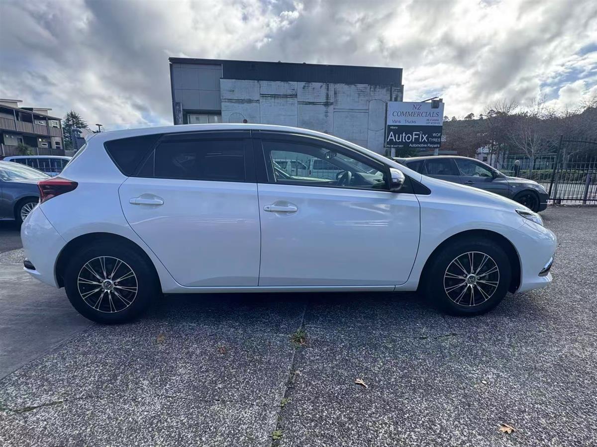 2017 Toyota Auris thumbnail