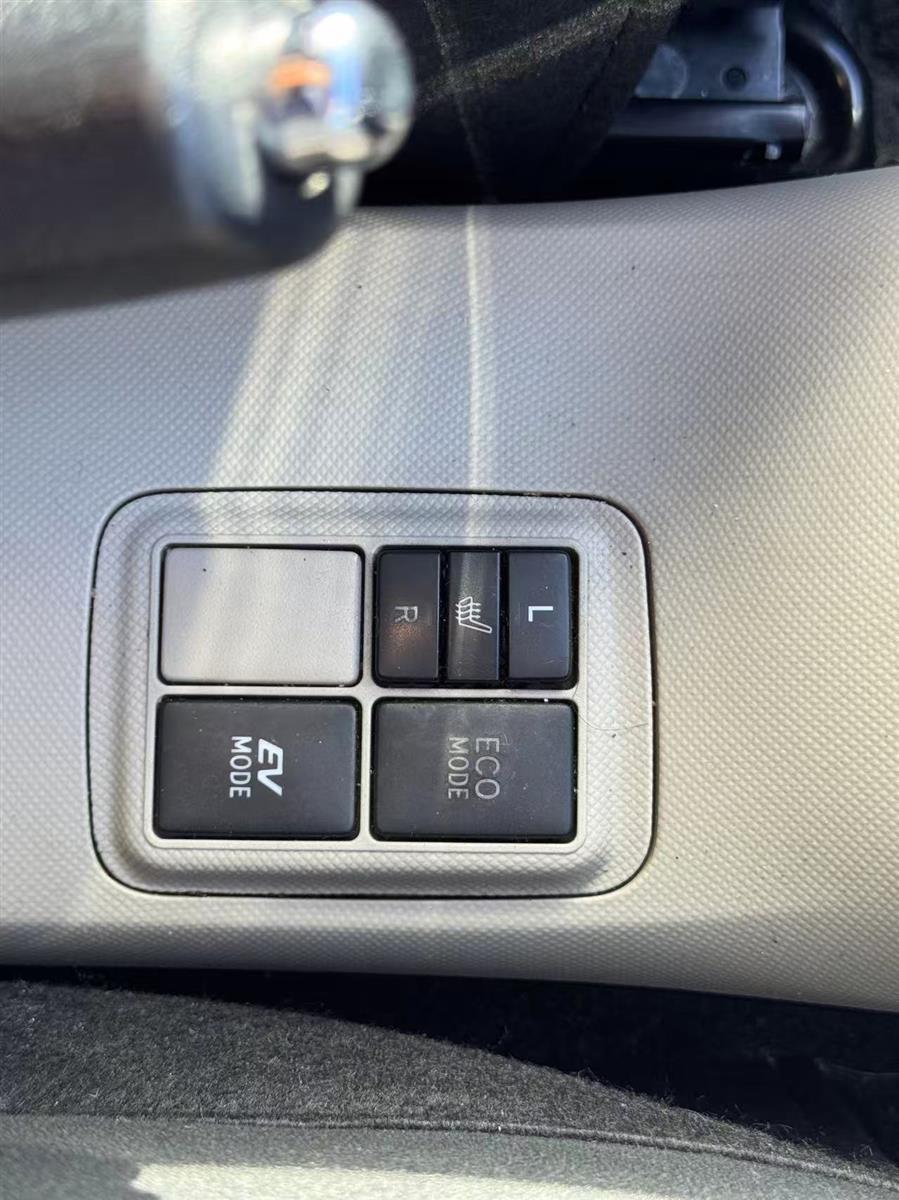 2012 Toyota Aqua thumbnail
