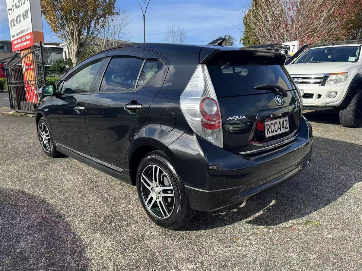 2012 Toyota Aqua thumbnail
