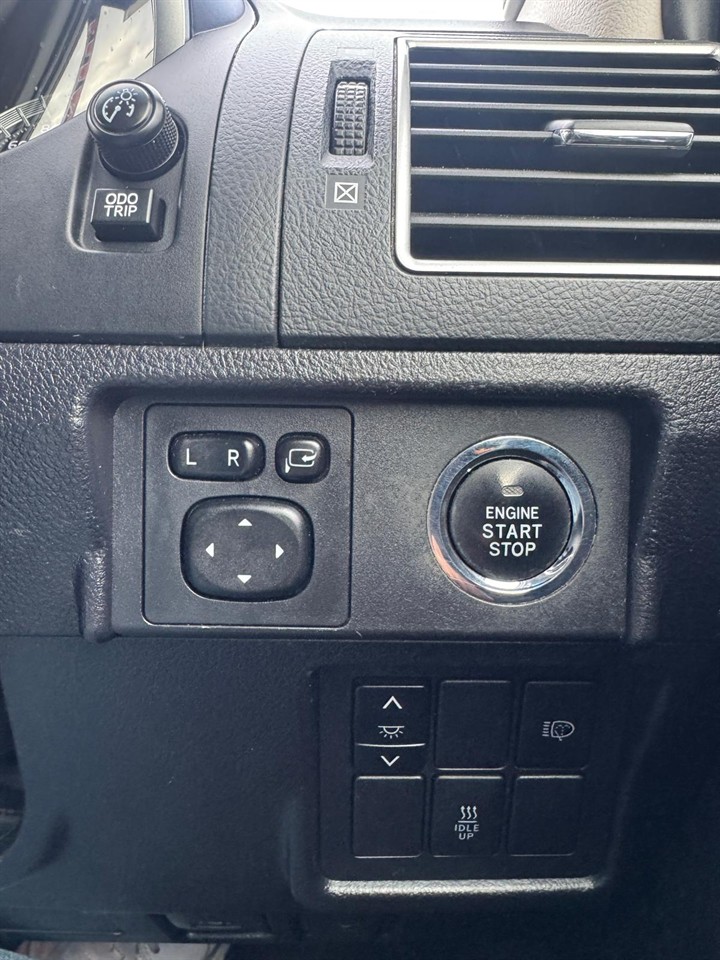 2015 Toyota Land thumbnail