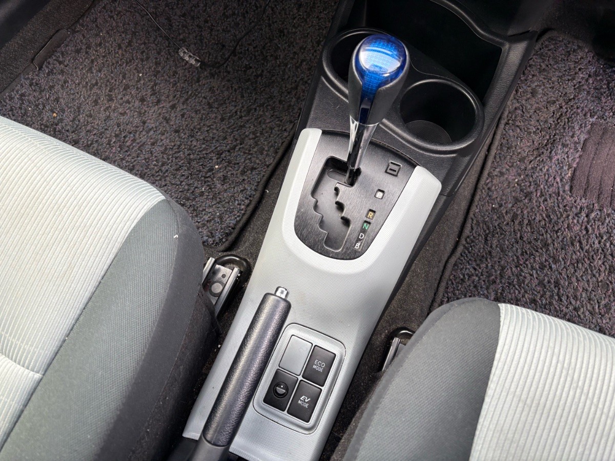 2013 Toyota Aqua thumbnail