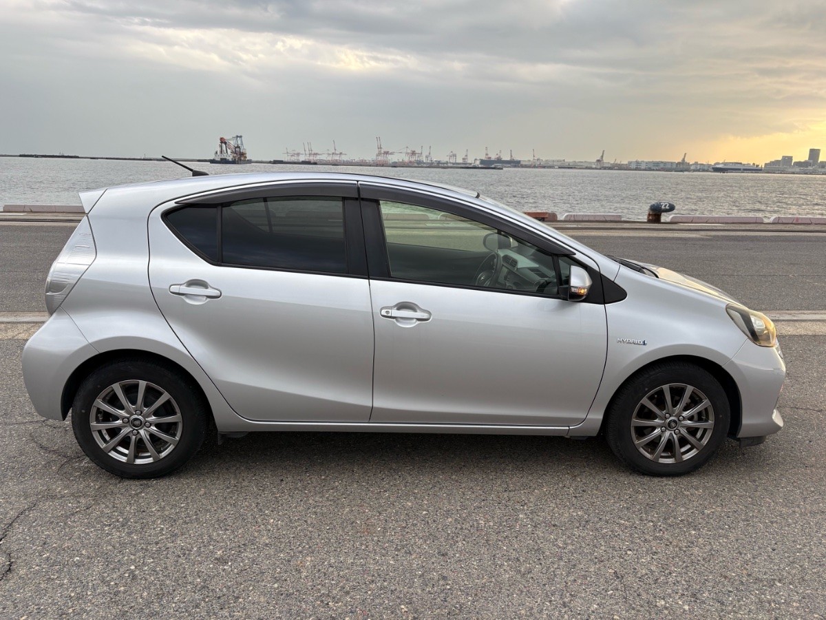 2013 Toyota Aqua thumbnail