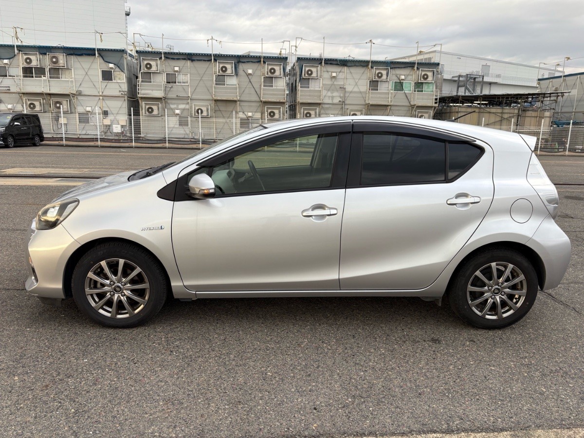 2013 Toyota Aqua thumbnail