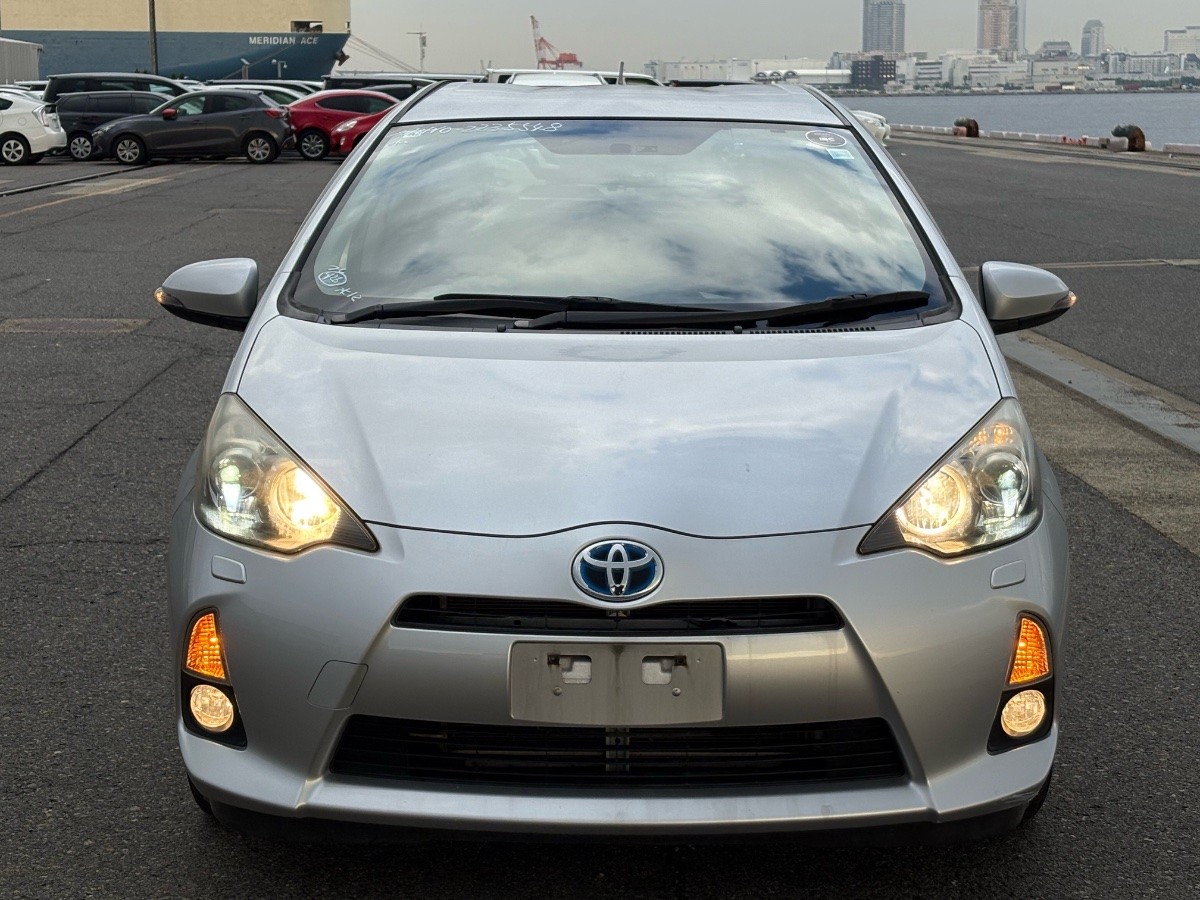 2013 Toyota Aqua thumbnail
