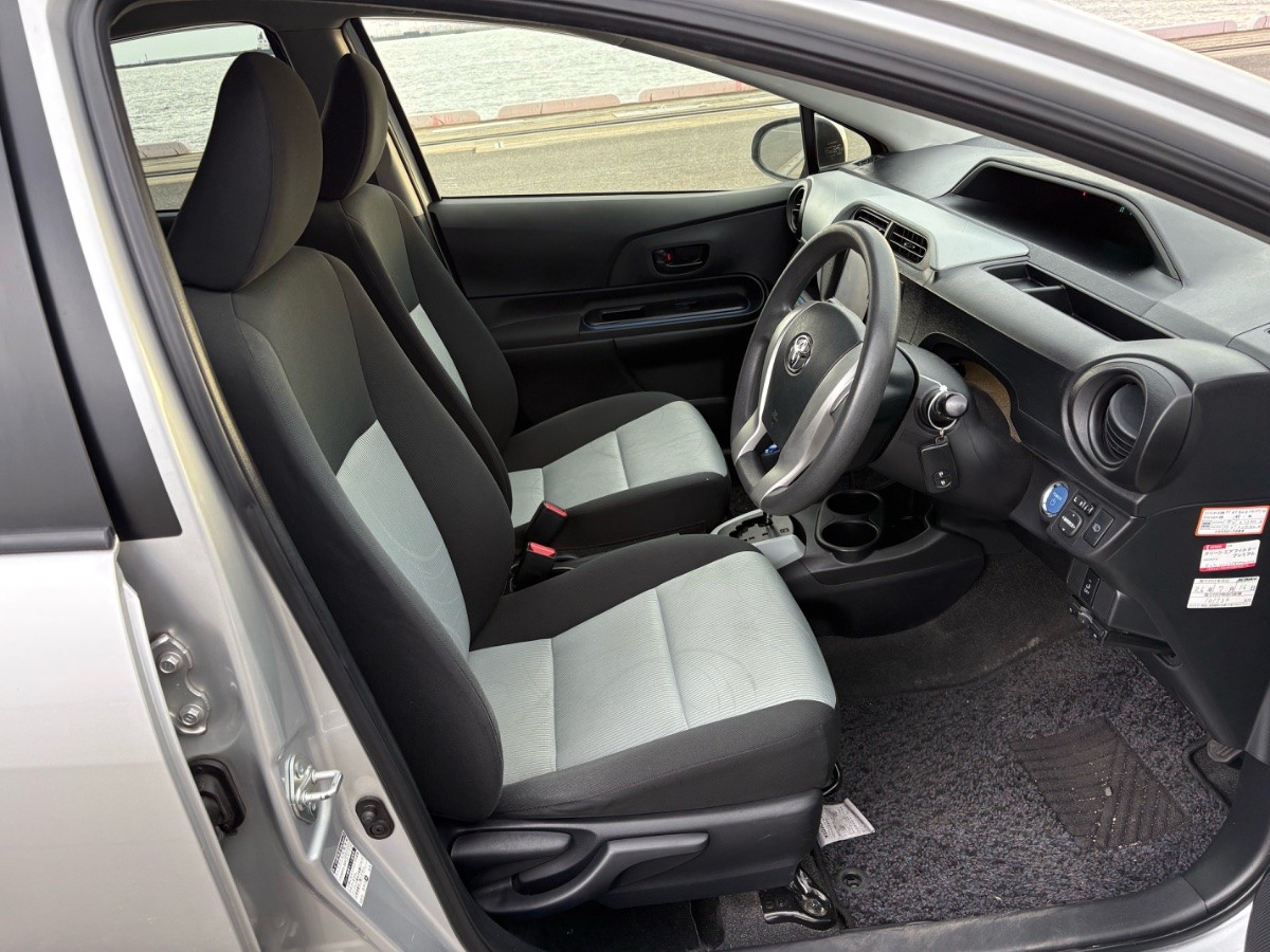 2013 Toyota Aqua thumbnail