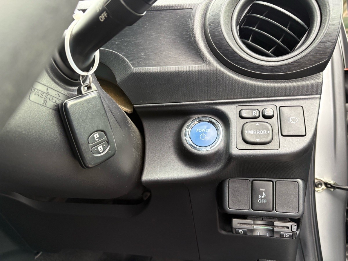 2013 Toyota Aqua thumbnail