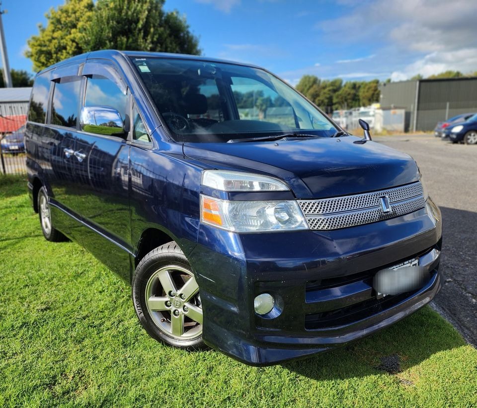 2006 Toyota Voxy thumbnail