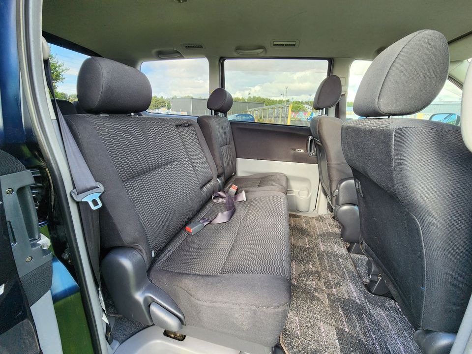 2006 Toyota Voxy thumbnail