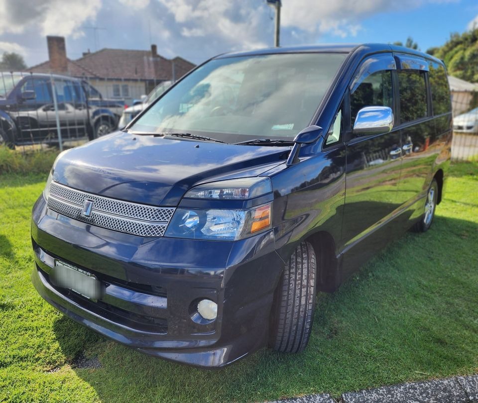 2006 Toyota Voxy thumbnail