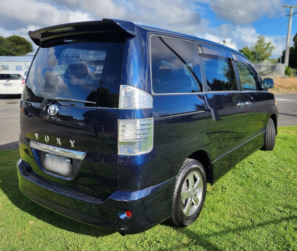 2006 Toyota Voxy thumbnail