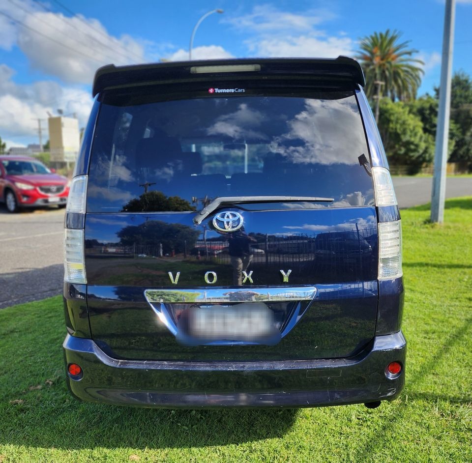 2006 Toyota Voxy thumbnail