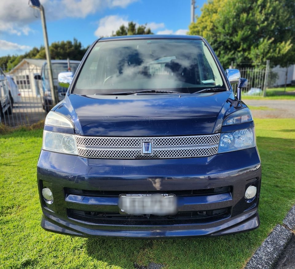 2006 Toyota Voxy thumbnail