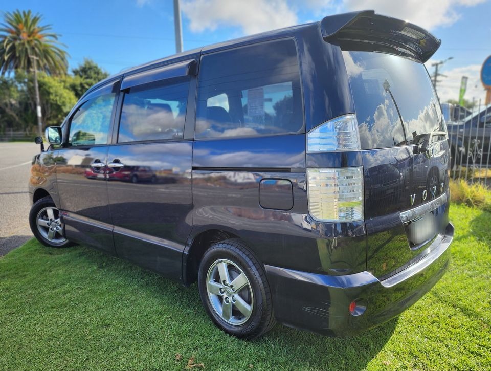 2006 Toyota Voxy thumbnail