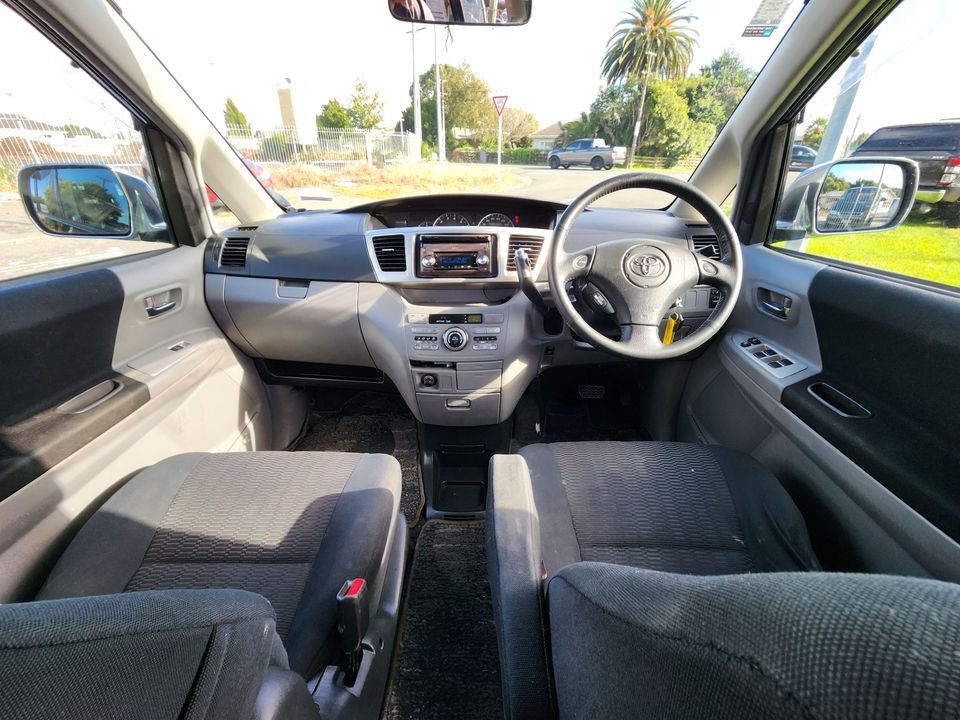 2006 Toyota Voxy thumbnail