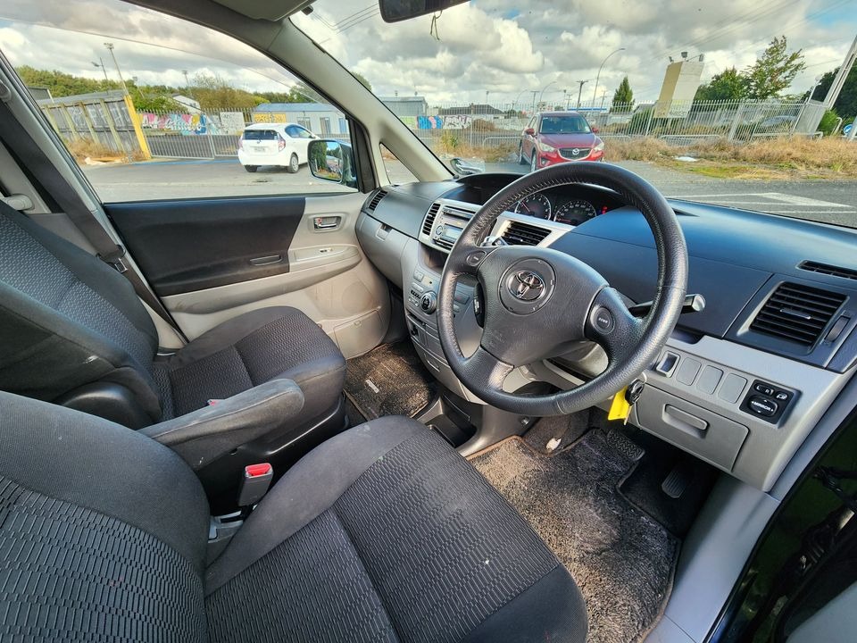 2006 Toyota Voxy thumbnail
