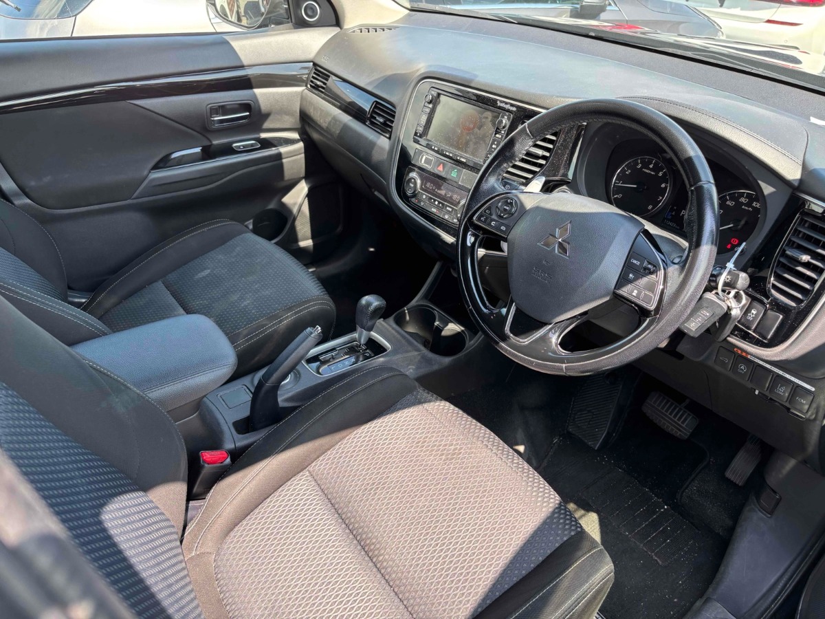 2016 Mitsubishi Outlander thumbnail
