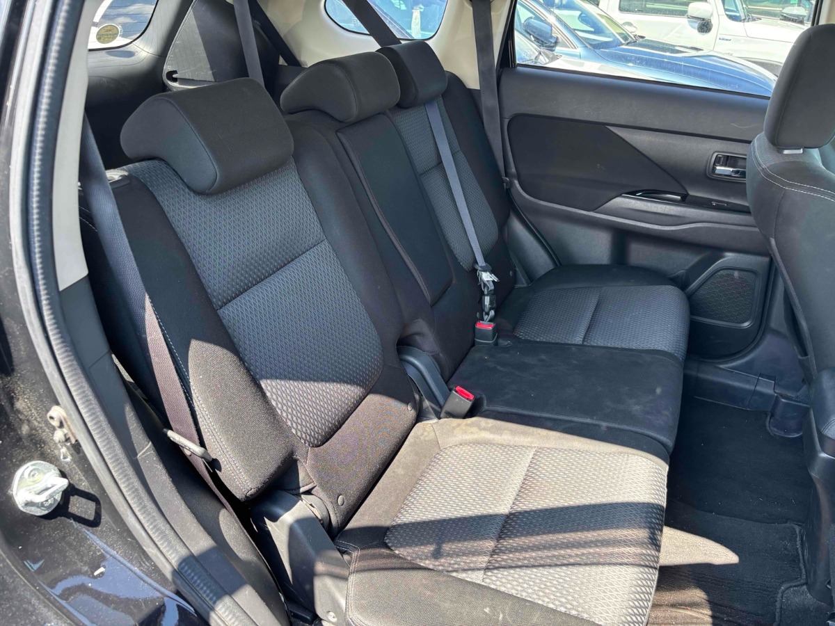 2016 Mitsubishi Outlander thumbnail
