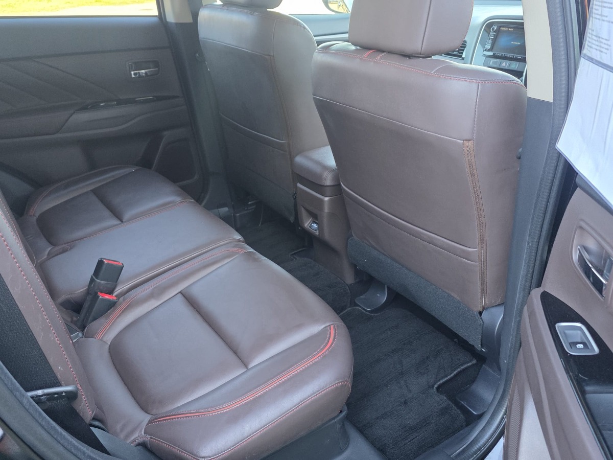 2015 Mitsubishi Outlander thumbnail