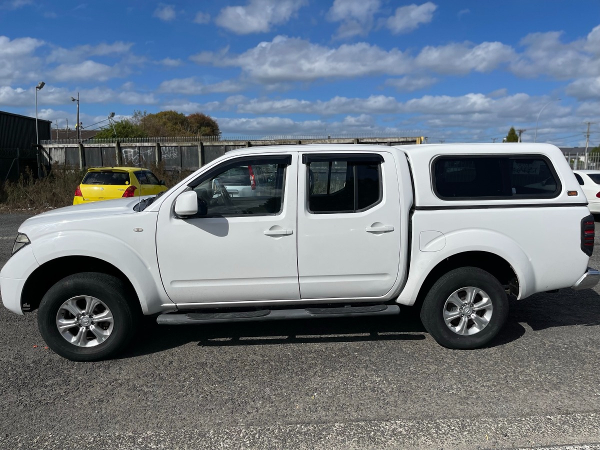 2012 Nissan Navara thumbnail