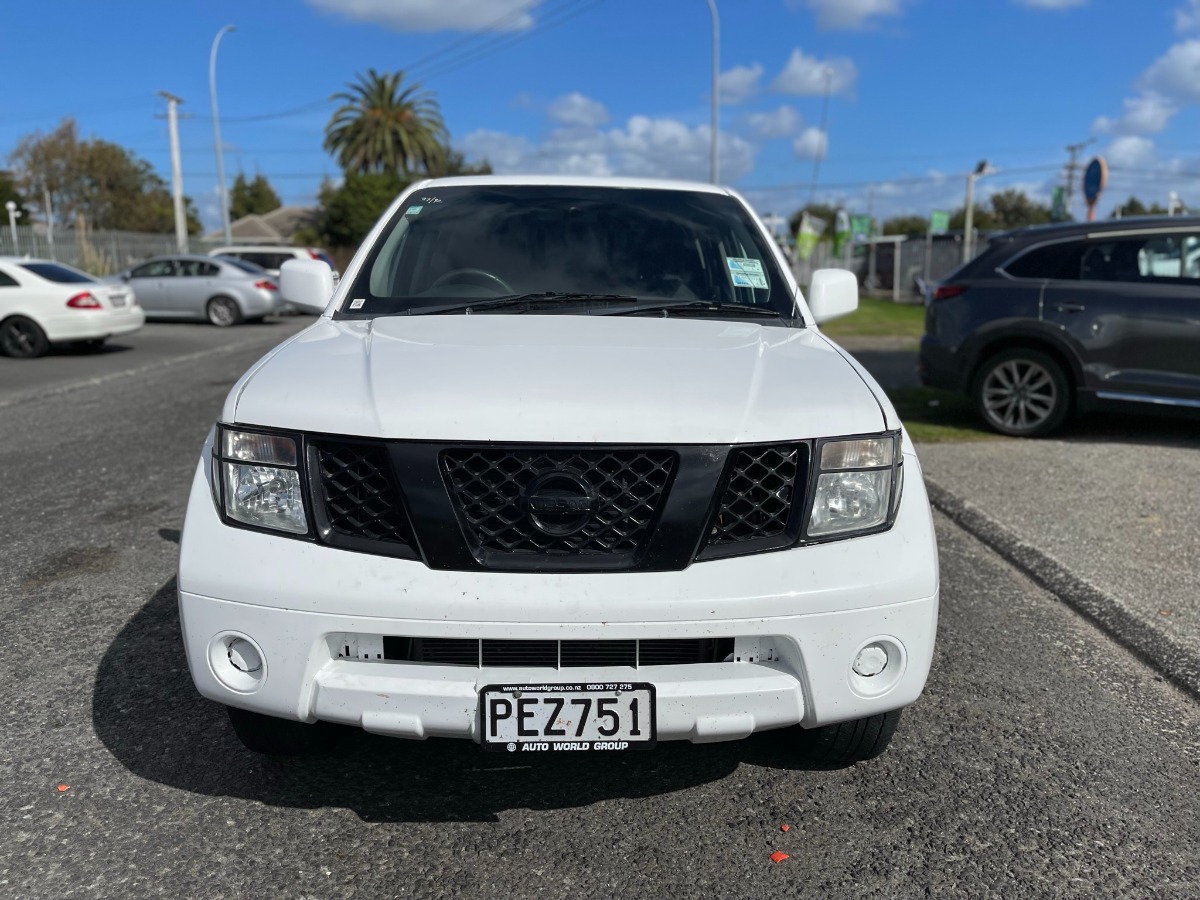 2012 Nissan Navara thumbnail