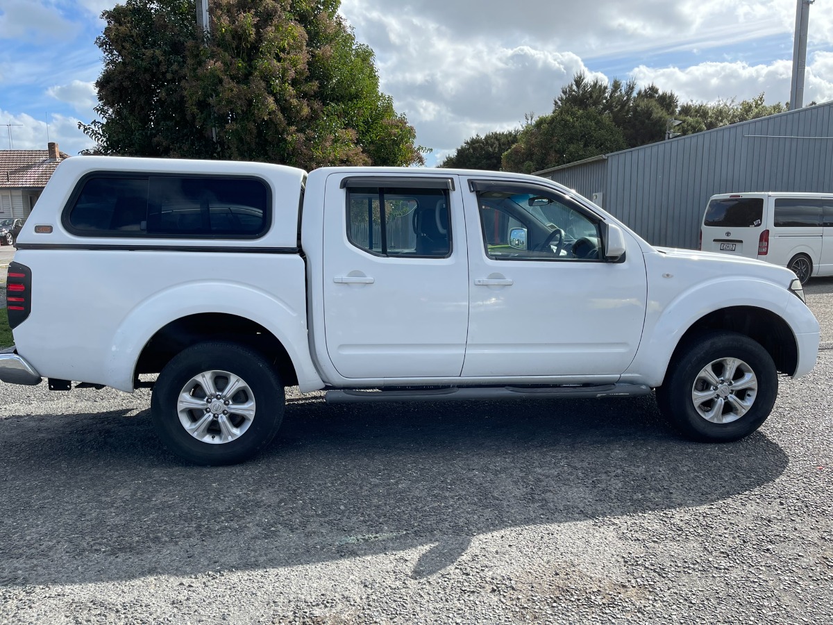 2012 Nissan Navara thumbnail