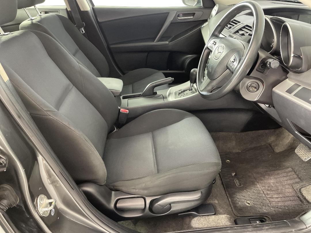 2010 Mazda Axela thumbnail