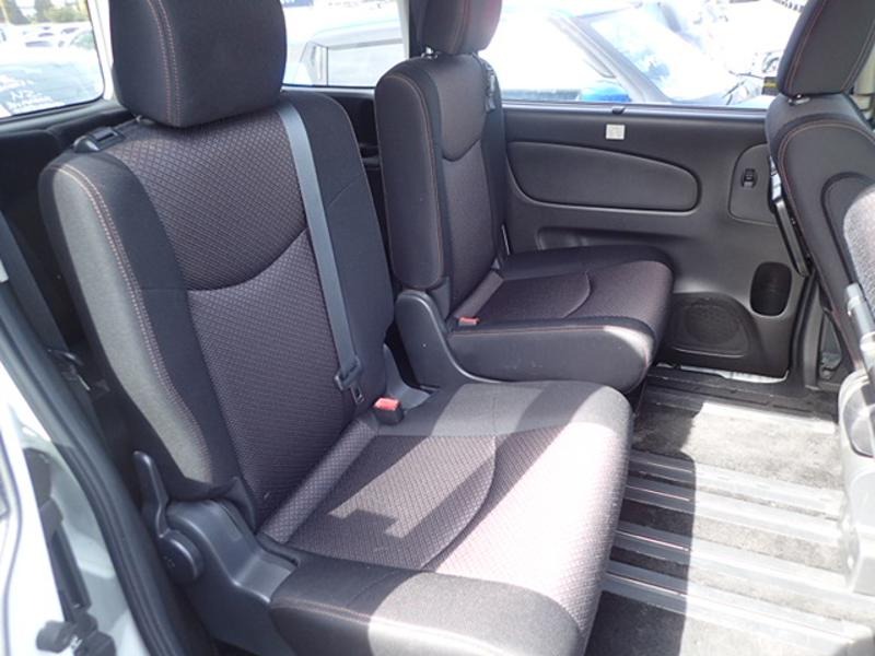 2013 Nissan Serena thumbnail
