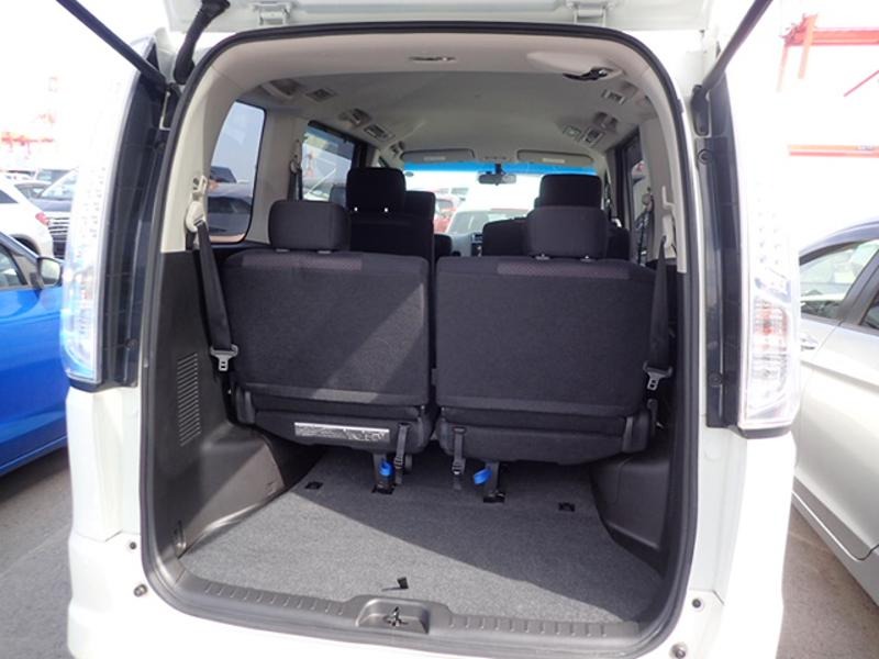 2013 Nissan Serena thumbnail
