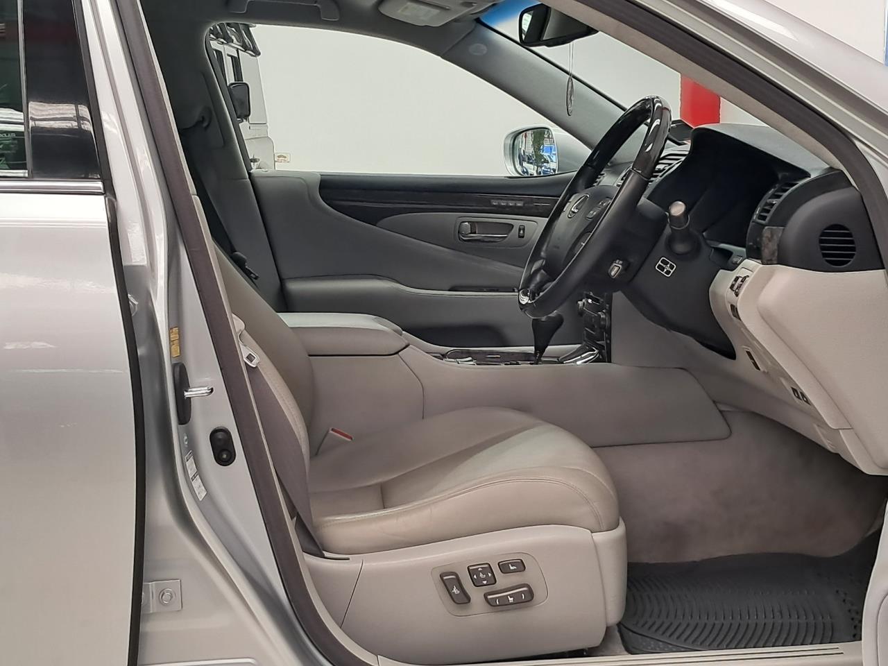 2009 Lexus LS460 thumbnail