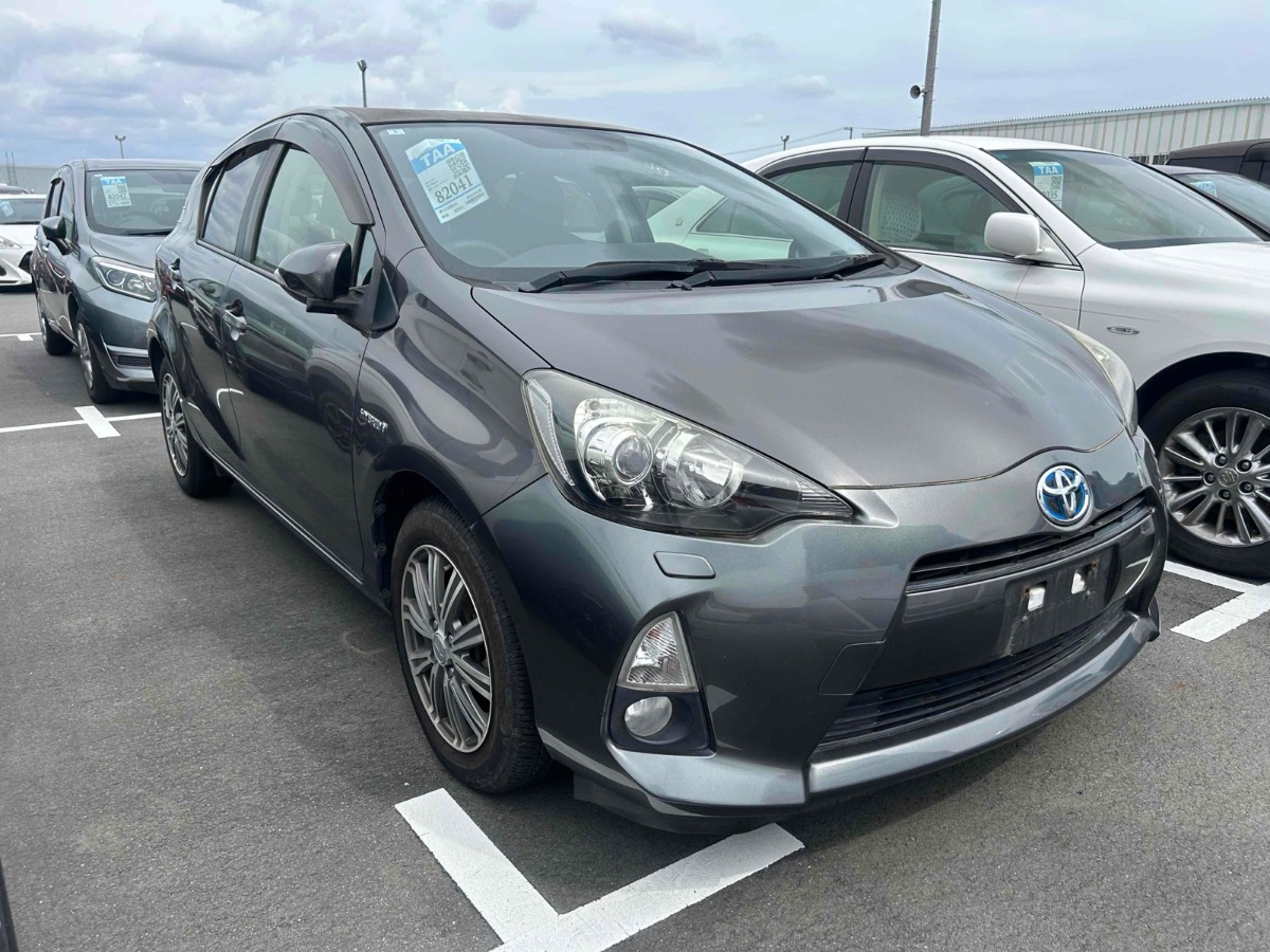2012 Toyota Aqua thumbnail