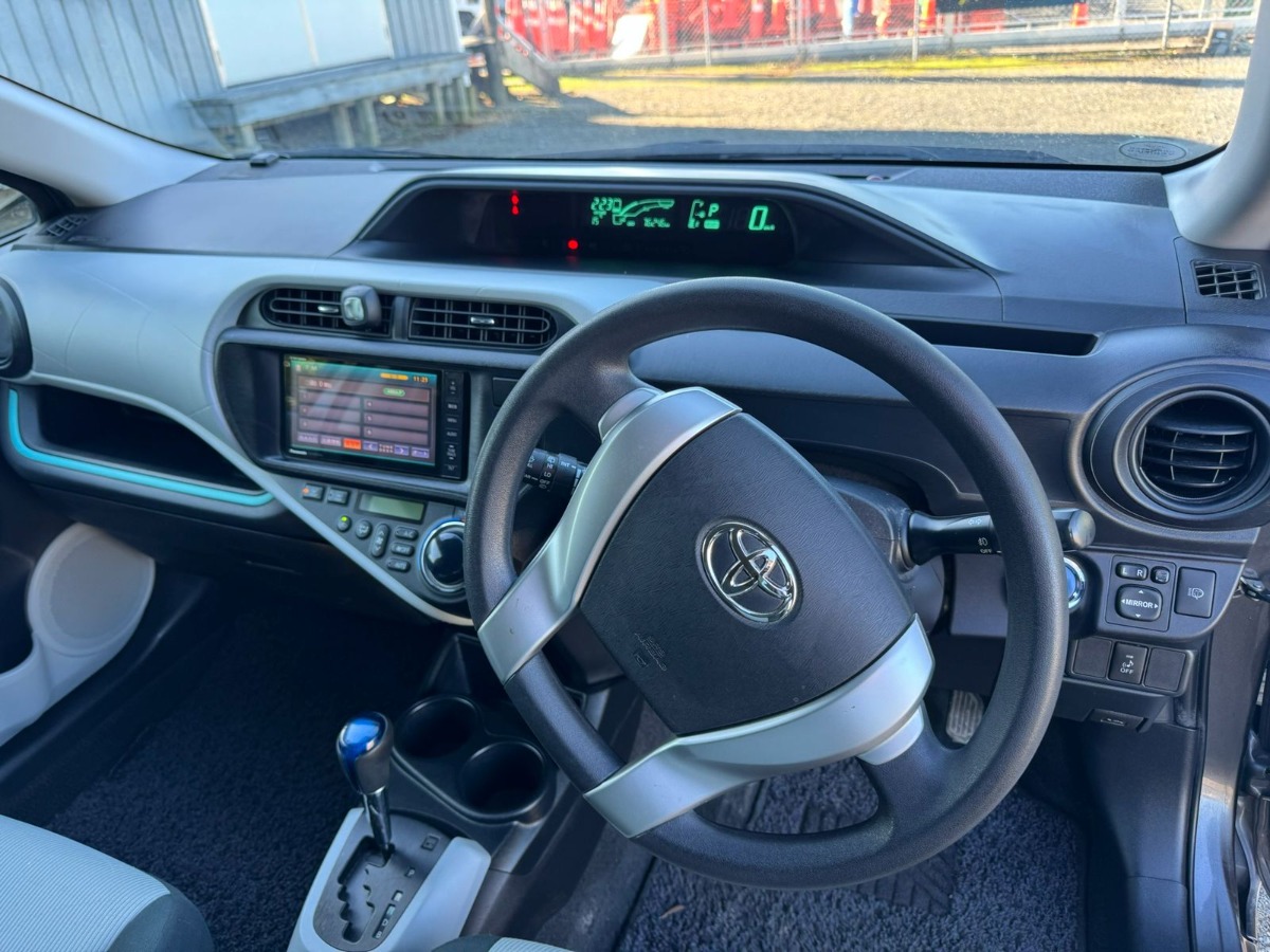 2012 Toyota Aqua thumbnail