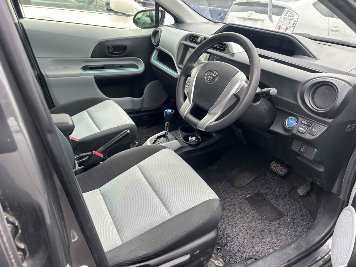 2012 Toyota Aqua thumbnail