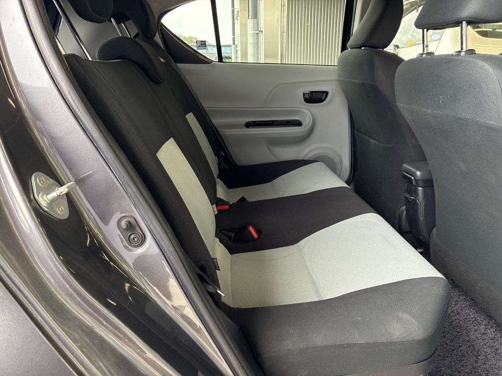 2012 Toyota Aqua thumbnail