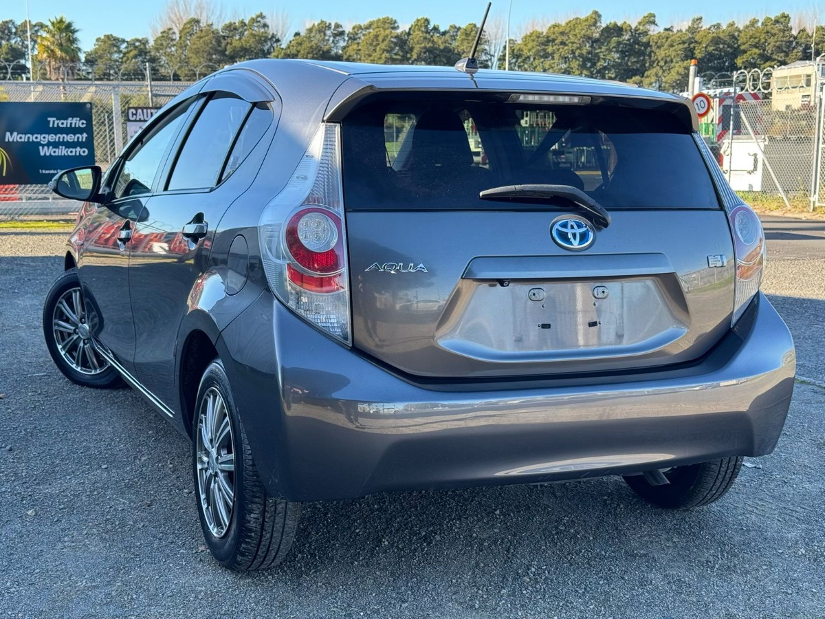 2012 Toyota Aqua thumbnail