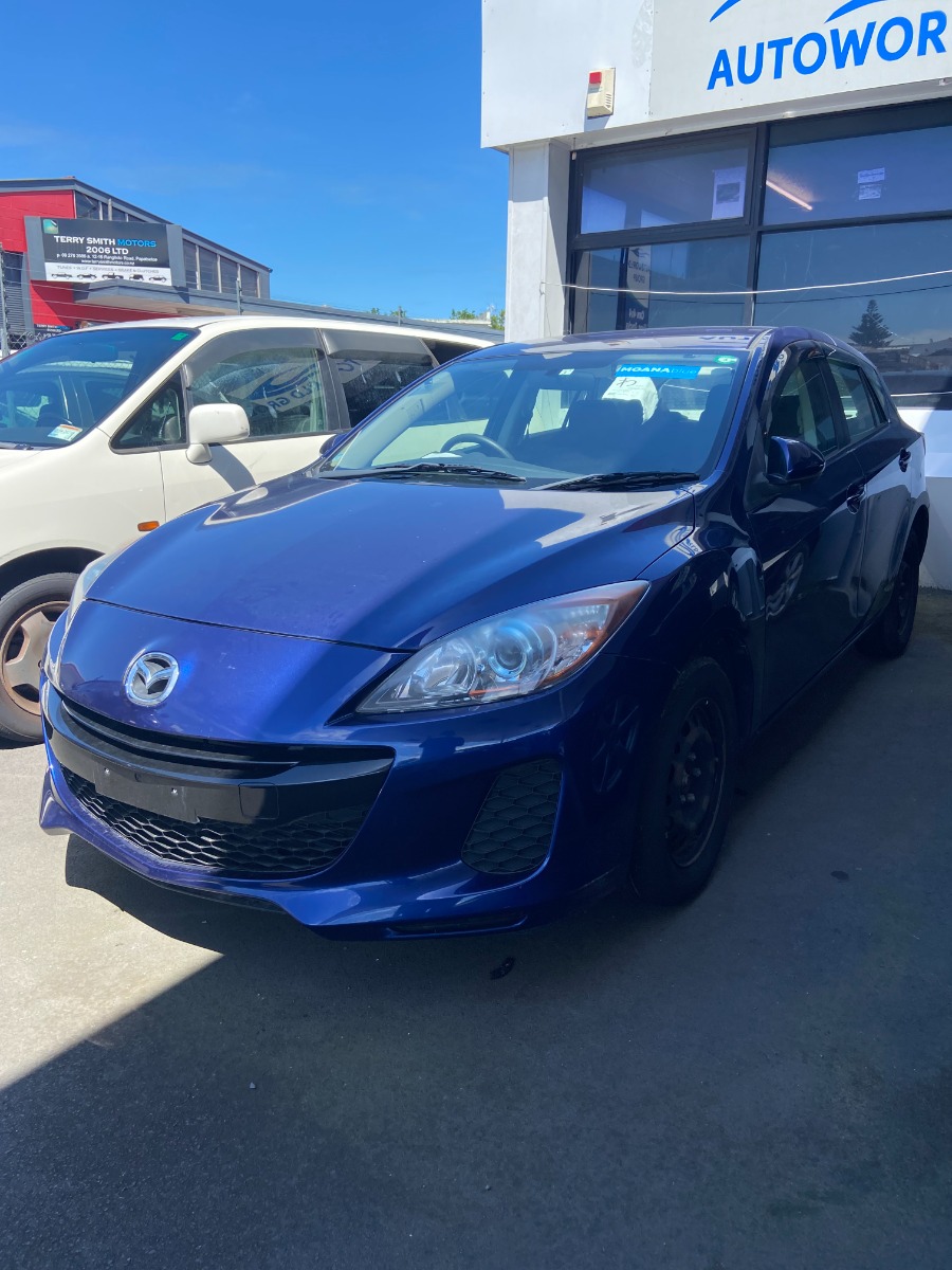 2013 Mazda Axela thumbnail