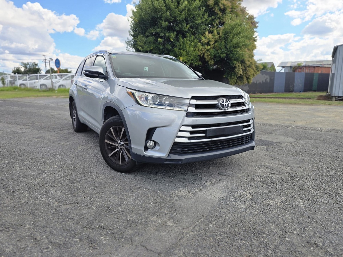 2017 Toyota Highlander thumbnail