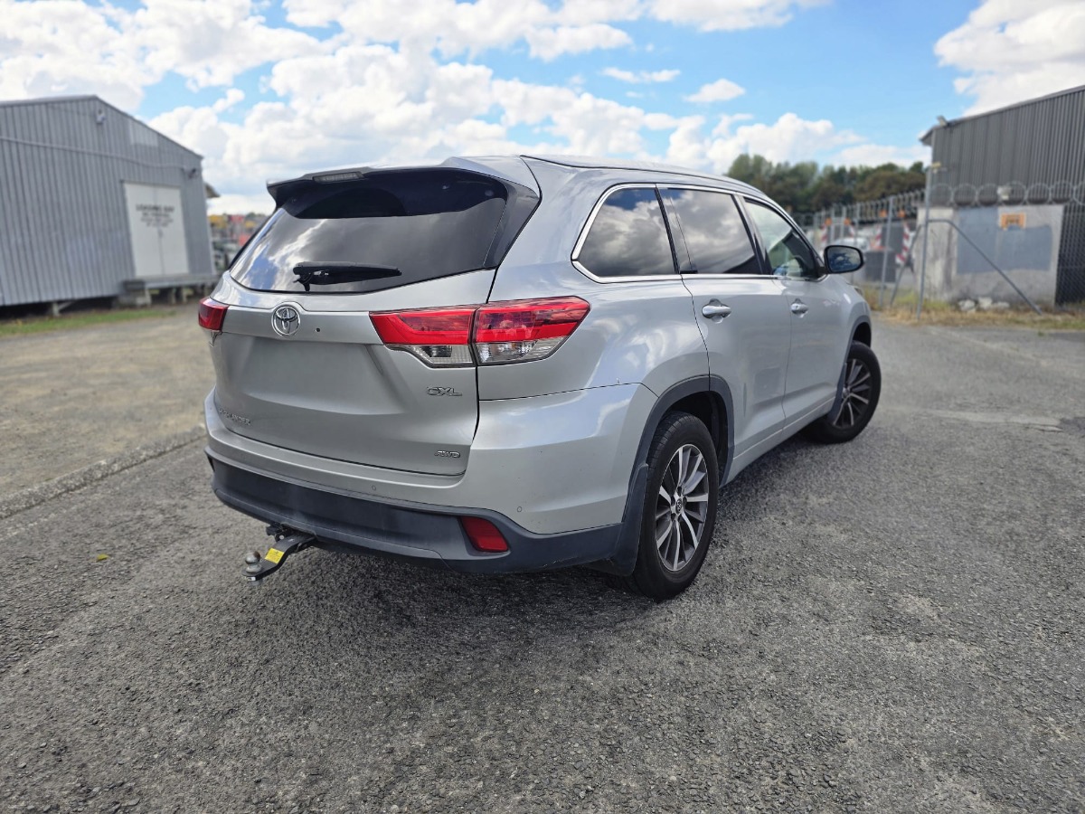 2017 Toyota Highlander thumbnail