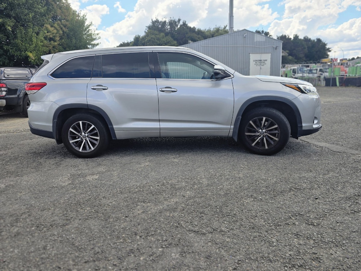 2017 Toyota Highlander thumbnail