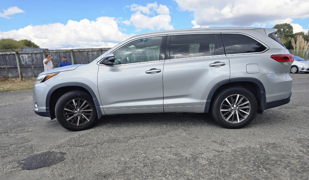 2017 Toyota Highlander thumbnail
