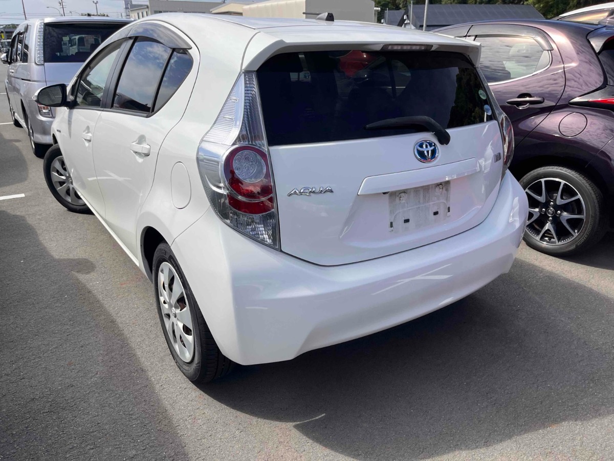 2012 Toyota Aqua thumbnail