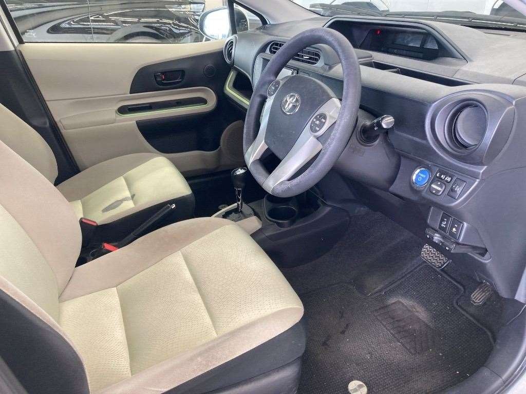 2012 Toyota Aqua thumbnail