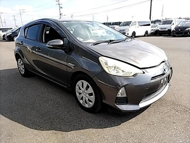 2012 Toyota Aqua thumbnail