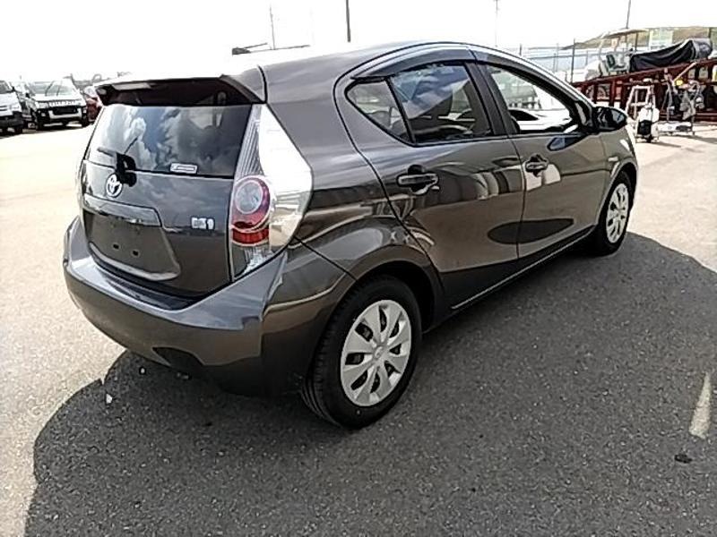 2012 Toyota Aqua thumbnail