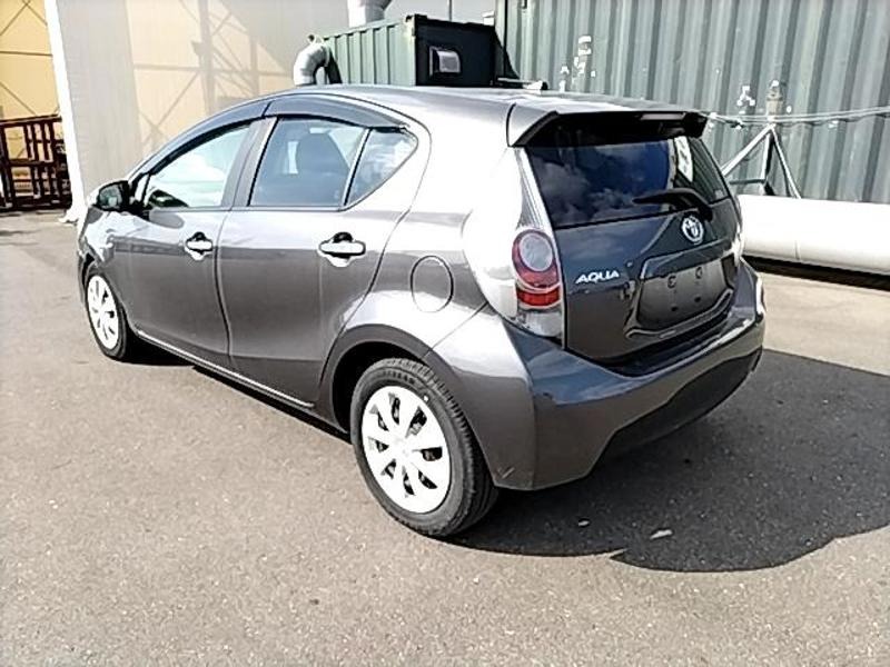 2012 Toyota Aqua thumbnail