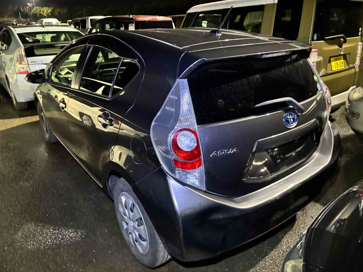 2012 Toyota Aqua thumbnail