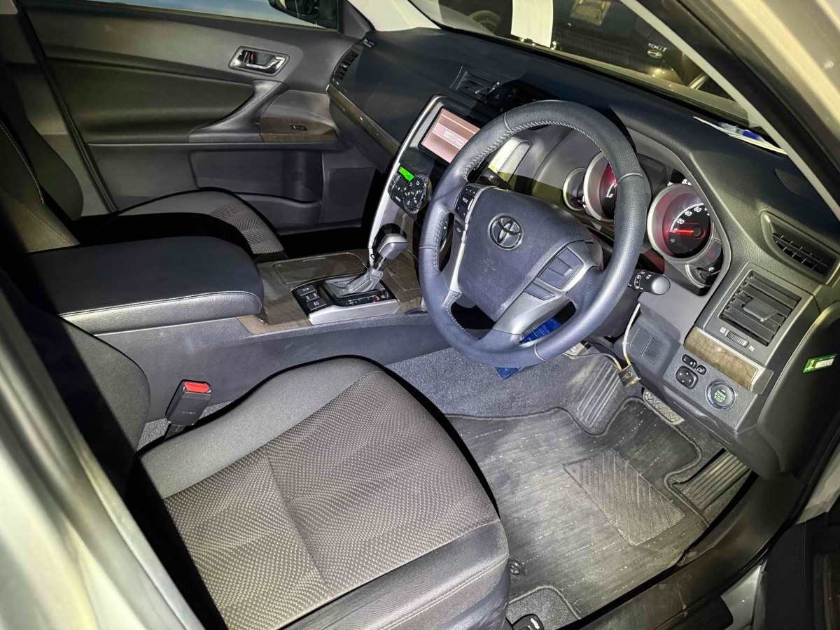 2013 Toyota Mark-X thumbnail